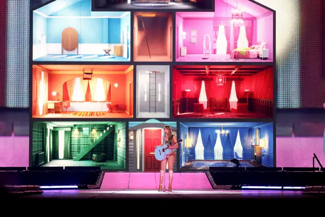 Les fans de Taylor Swift repèrent la théorie majeure de « Debut (TV) » dans ses récentes tenues à carreaux 5 La maison Eras Tour Lover de Taylor Swift présente du papier peint à carreaux dans la chambre « Débuts »