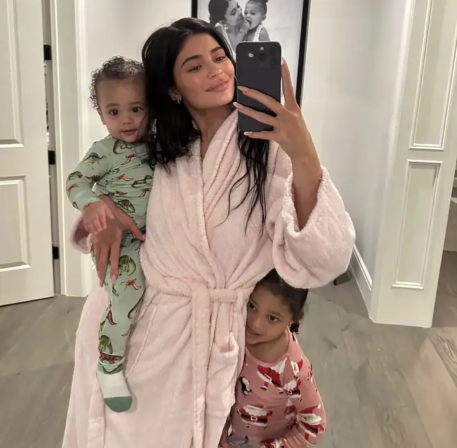 Les enfants de Kylie Jenner : noms, âges et photos adorables 5 Kylie Jenner pose avec sa fille et son fils en pyjama confortable