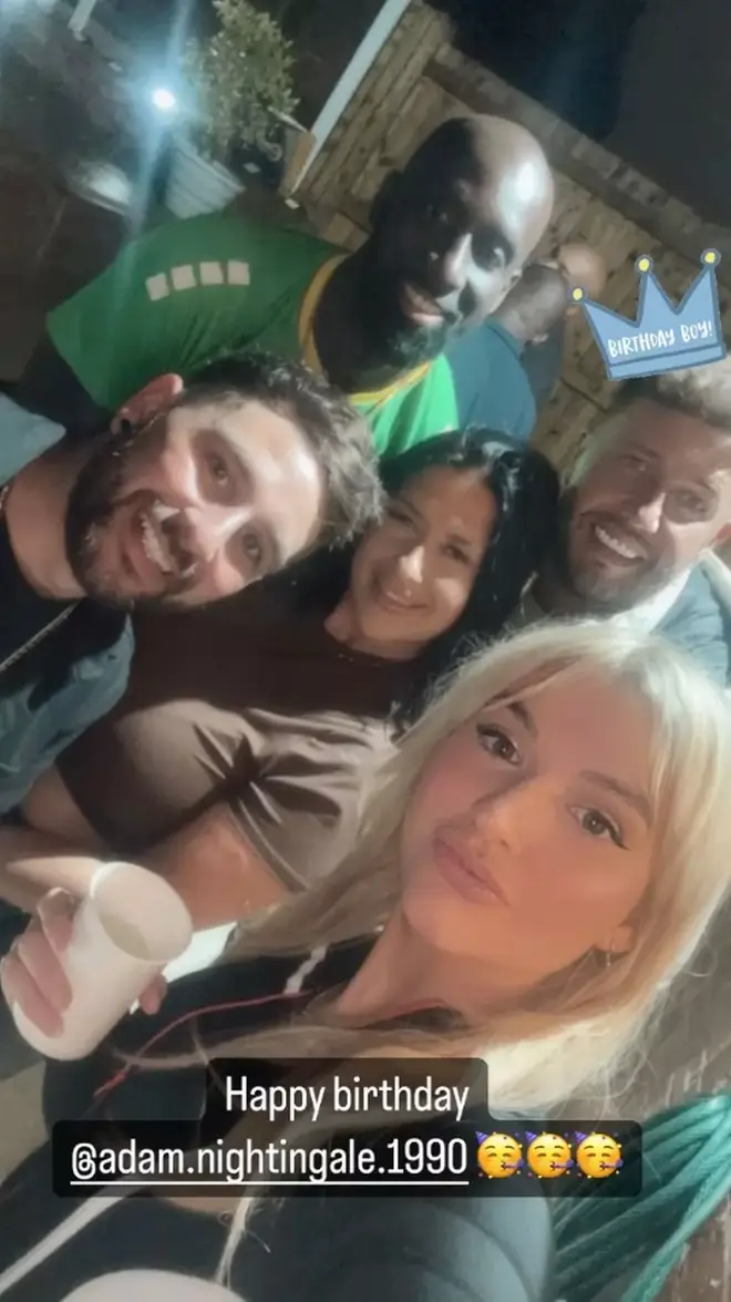 Polly de MAFS UK laisse un indice majeur sur son statut relationnel avec Adam 6 Les acteurs de MAFS UK réunis pour l'anniversaire d'Adam