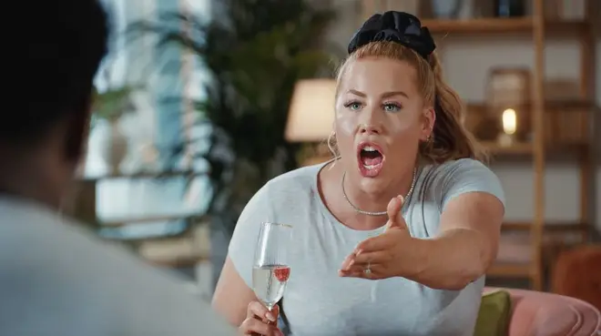 Polly de MAFS UK laisse un indice majeur sur son statut relationnel avec Adam 4 MAFS Polly a été dans l'eau chaude pour son comportement dans la série