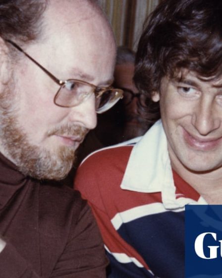 <br />
<br />
<h1>Documentaire sur la musique de John Williams : l'homme derrière les bandes originales de Star Wars à Superman</h1><br />
<br />
<p>Le célèbre compositeur John Williams est à l'honneur dans un nouveau documentaire qui explore sa carrière exceptionnelle et son impact sur l'industrie cinématographique. De Star Wars à Superman, en passant par de nombreux autres films emblématiques, Williams a su créer des bandes originales inoubliables qui ont marqué des générations entières. Ce documentaire plonge dans l'univers du compositeur et révèle les secrets de sa créativité et de son talent.</p><br />
<br />
<h2>Points importants à retenir :</h2><br />
<ul><br /> <li>John Williams, compositeur de renom, est mis à l'honneur dans un nouveau documentaire.</li><br /> <li>Sa musique a marqué des films emblématiques tels que Star Wars et Superman.</li><br /> <li>Le documentaire explore la carrière et l'impact de Williams sur l'industrie cinématographique.</li><br /> <li>Les secrets de sa créativité et de son talent sont révélés lors de ce voyage dans son univers musical.</li><br />
</ul><br />
<br /> - 25