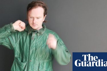 <br />
<br />
<h1>Rencontre avec le violoncelliste Oliver Coates: entre musique, chaos et connexion</h1><br />
<br />
<p>Oliver Coates, violoncelliste de renom, nous parle de son art, de l'inspiration qu'il puise dans la nature et de l'importance de la connexion entre la musique et l'auditeur.</p><br />
<br />
<h2>Points importants de l'article:</h2><br />
<ul><br /> <li>Oliver Coates, violoncelliste renommé</li><br /> <li>L'inspiration de la nature dans sa musique</li><br /> <li>La connexion entre la musique et l'auditeur</li><br />
</ul><br />
<br /> - 4