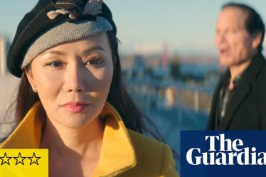 Critique de Dark Feathers : un thriller érotique sur une tueuse à gages qui frôle le désastre kitsch de The Room | Film - 2