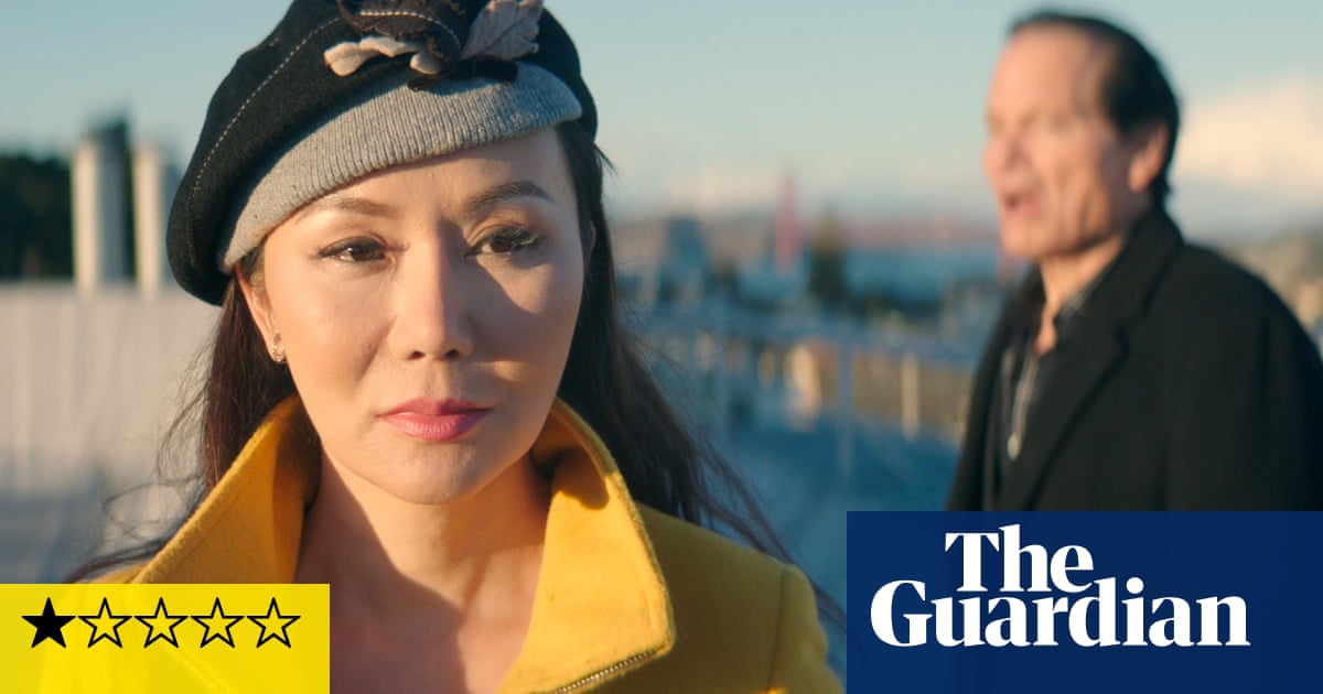 Critique de Dark Feathers : un thriller érotique sur une tueuse à gages qui frôle le désastre kitsch de The Room | Film 2 Critique de Dark Feathers : un thriller érotique sur une tueuse à gages qui frôle le désastre kitsch de The Room | Film - 1