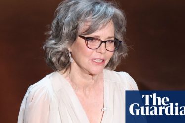 Titre: Sally Field se souvient de son avortement illégal à 17 ans et appelle les électeurs à soutenir Kamala Harris<br />
<br />
L'actrice Sally Field a récemment partagé son histoire poignante d'avortement illégal à l'âge de 17 ans, qualifiant l'expérience de "hideuse". Elle a encouragé les électeurs à soutenir la candidate Kamala Harris, qui défend les droits reproductifs des femmes. Cette déclaration de Field a suscité des réactions passionnées et ravivé le débat sur l'accès à l'avortement aux États-Unis.<br />
<br />
Points importants:<br />
- Sally Field se confie sur son avortement illégal à 17 ans<br />
- Elle appelle les électeurs à soutenir Kamala Harris<br />
- Le débat sur l'accès à l'avortement est relancé - 2