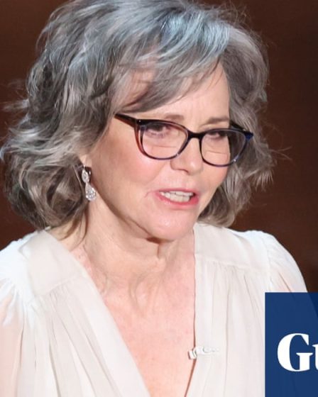 Titre: Sally Field se souvient de son avortement illégal à 17 ans et appelle les électeurs à soutenir Kamala Harris<br />
<br />
L'actrice Sally Field a récemment partagé son histoire poignante d'avortement illégal à l'âge de 17 ans, qualifiant l'expérience de "hideuse". Elle a encouragé les électeurs à soutenir la candidate Kamala Harris, qui défend les droits reproductifs des femmes. Cette déclaration de Field a suscité des réactions passionnées et ravivé le débat sur l'accès à l'avortement aux États-Unis.<br />
<br />
Points importants:<br />
- Sally Field se confie sur son avortement illégal à 17 ans<br />
- Elle appelle les électeurs à soutenir Kamala Harris<br />
- Le débat sur l'accès à l'avortement est relancé - 1