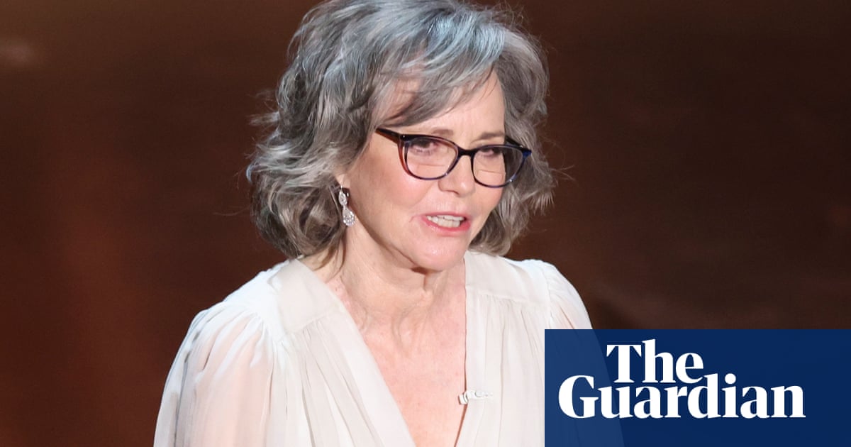 Titre: Sally Field se souvient de son avortement illégal à 17 ans et appelle les électeurs à soutenir Kamala Harris<br />
<br />
L'actrice Sally Field a récemment partagé son histoire poignante d'avortement illégal à l'âge de 17 ans, qualifiant l'expérience de "hideuse". Elle a encouragé les électeurs à soutenir la candidate Kamala Harris, qui défend les droits reproductifs des femmes. Cette déclaration de Field a suscité des réactions passionnées et ravivé le débat sur l'accès à l'avortement aux États-Unis.<br />
<br />
Points importants:<br />
- Sally Field se confie sur son avortement illégal à 17 ans<br />
- Elle appelle les électeurs à soutenir Kamala Harris<br />
- Le débat sur l'accès à l'avortement est relancé 2 Titre: Sally Field se souvient de son avortement illégal à 17 ans et appelle les électeurs à soutenir Kamala Harris<br />
<br />
L'actrice Sally Field a récemment partagé son histoire poignante d'avortement illégal à l'âge de 17 ans, qualifiant l'expérience de "hideuse". Elle a encouragé les électeurs à soutenir la candidate Kamala Harris, qui défend les droits reproductifs des femmes. Cette déclaration de Field a suscité des réactions passionnées et ravivé le débat sur l'accès à l'avortement aux États-Unis.<br />
<br />
Points importants:<br />
- Sally Field se confie sur son avortement illégal à 17 ans<br />
- Elle appelle les électeurs à soutenir Kamala Harris<br />
- Le débat sur l'accès à l'avortement est relancé - 1