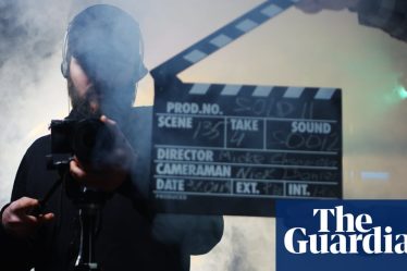 Partagez votre expérience en tant que coureur de production pour le cinéma ou la télévision<br />
<br />
Être coureur de production pour le cinéma ou la télévision peut être une expérience enrichissante et exaltante. Que vous soyez passionné de cinéma ou que vous souhaitiez simplement en apprendre davantage sur l'industrie du divertissement, ce rôle vous offre l'opportunité de travailler en coulisses et de contribuer au succès d'une production.<br />
<br />
Voici quelques points importants à retenir sur le rôle de coureur de production:<br />
<br />
- Vous serez chargé de diverses tâches, telles que la livraison de matériel, le transport d'équipement, l'aide à la logistique sur le plateau, etc.<br />
- Vous travaillerez en étroite collaboration avec l'équipe de production et les membres de l'équipe technique.<br />
- Ce rôle peut être exigeant et nécessiter une grande capacité d'organisation et de résilience.<br />
- C'est une excellente occasion de se faire des contacts dans l'industrie du cinéma et de la télévision.<br />
<br />
Si vous êtes intéressé par une carrière dans le domaine de la production cinématographique ou télévisuelle, devenir coureur de production peut être un excellent point de départ pour acquérir de l'expérience et faire vos premiers pas dans l'industrie. - 6
