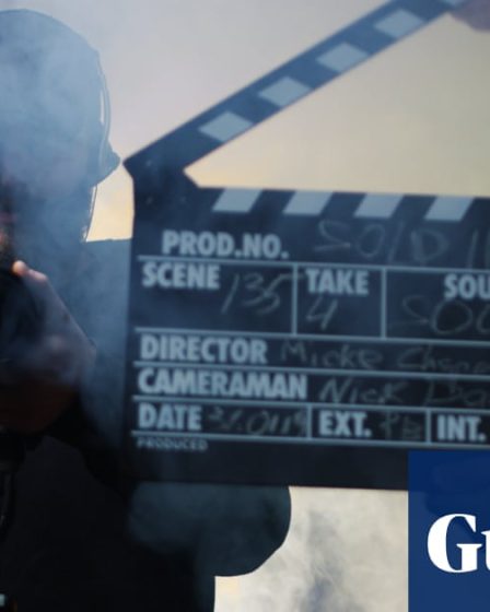 Partagez votre expérience en tant que coureur de production pour le cinéma ou la télévision<br />
<br />
Être coureur de production pour le cinéma ou la télévision peut être une expérience enrichissante et exaltante. Que vous soyez passionné de cinéma ou que vous souhaitiez simplement en apprendre davantage sur l'industrie du divertissement, ce rôle vous offre l'opportunité de travailler en coulisses et de contribuer au succès d'une production.<br />
<br />
Voici quelques points importants à retenir sur le rôle de coureur de production:<br />
<br />
- Vous serez chargé de diverses tâches, telles que la livraison de matériel, le transport d'équipement, l'aide à la logistique sur le plateau, etc.<br />
- Vous travaillerez en étroite collaboration avec l'équipe de production et les membres de l'équipe technique.<br />
- Ce rôle peut être exigeant et nécessiter une grande capacité d'organisation et de résilience.<br />
- C'est une excellente occasion de se faire des contacts dans l'industrie du cinéma et de la télévision.<br />
<br />
Si vous êtes intéressé par une carrière dans le domaine de la production cinématographique ou télévisuelle, devenir coureur de production peut être un excellent point de départ pour acquérir de l'expérience et faire vos premiers pas dans l'industrie. - 37
