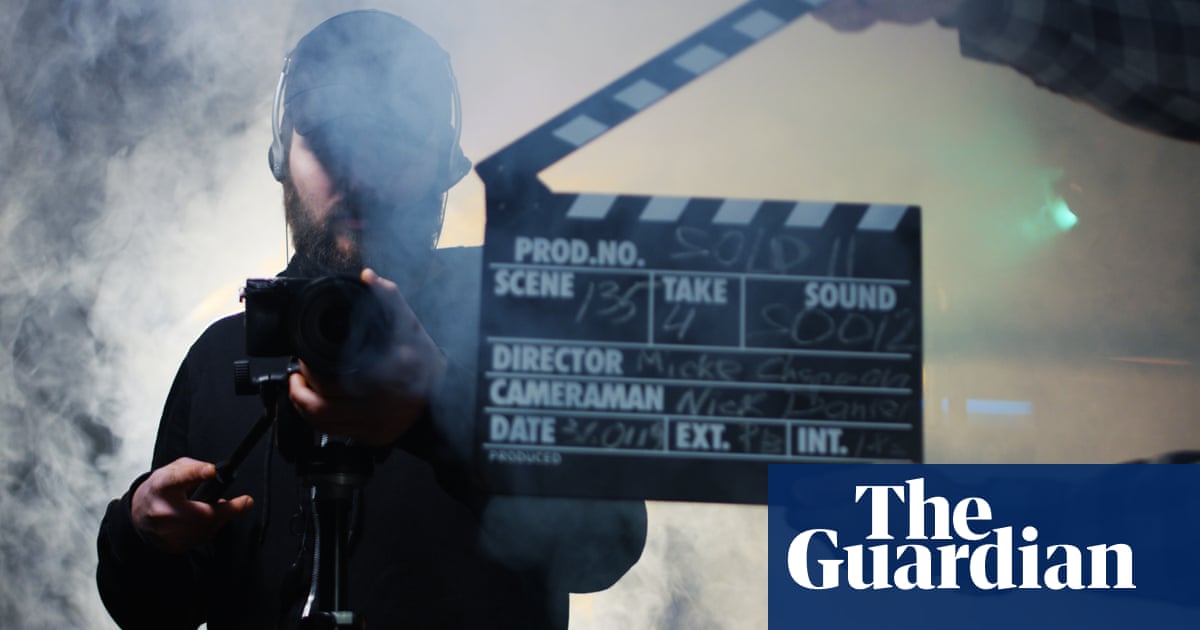 Partagez votre expérience en tant que coureur de production pour le cinéma ou la télévision<br />
<br />
Être coureur de production pour le cinéma ou la télévision peut être une expérience enrichissante et exaltante. Que vous soyez passionné de cinéma ou que vous souhaitiez simplement en apprendre davantage sur l'industrie du divertissement, ce rôle vous offre l'opportunité de travailler en coulisses et de contribuer au succès d'une production.<br />
<br />
Voici quelques points importants à retenir sur le rôle de coureur de production:<br />
<br />
- Vous serez chargé de diverses tâches, telles que la livraison de matériel, le transport d'équipement, l'aide à la logistique sur le plateau, etc.<br />
- Vous travaillerez en étroite collaboration avec l'équipe de production et les membres de l'équipe technique.<br />
- Ce rôle peut être exigeant et nécessiter une grande capacité d'organisation et de résilience.<br />
- C'est une excellente occasion de se faire des contacts dans l'industrie du cinéma et de la télévision.<br />
<br />
Si vous êtes intéressé par une carrière dans le domaine de la production cinématographique ou télévisuelle, devenir coureur de production peut être un excellent point de départ pour acquérir de l'expérience et faire vos premiers pas dans l'industrie. - 1