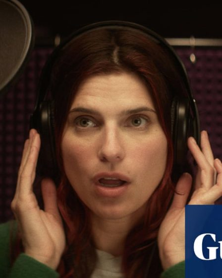 < h2 > Anna Kendrick et Dev Patel passent derrière la caméra : un défi pour les acteurs ? | Cinéma </h2 ><br />
<br />
< p > De plus en plus d'acteurs se lancent dans la réalisation de leurs propres films. Mais est-ce vraiment facile de diriger et jouer en même temps ? Découvrons comment des stars comme Anna Kendrick et Dev Patel relèvent ce défi. </p><br />
<br />
< ul ><br /> < li > La tendance des acteurs à devenir réalisateurs </li><br /> < li > Les défis de diriger et jouer en même temps </li><br /> < li > L'expérience d'Anna Kendrick dans "Pitch Perfect 2" </li><br /> < li > Comment Dev Patel a géré la double casquette dans "Monkey Man" </li><br />
</ul> - 16