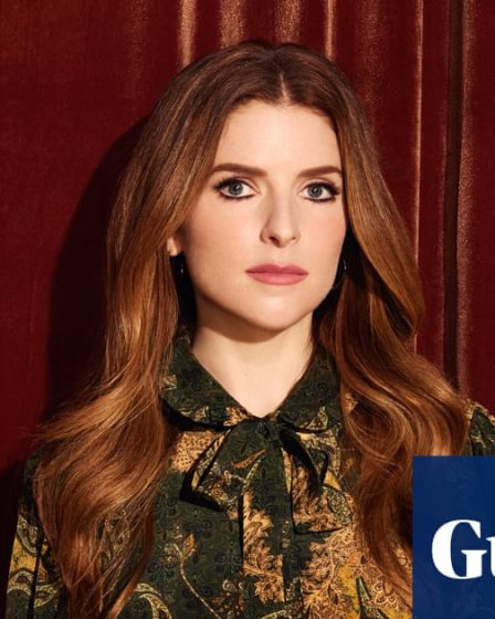 <h1>Anna Kendrick parle de ses choix personnels, de sa décision de ne pas avoir d'enfants et de son nouveau film sur les rencontres avec un tueur</h1><br />
<br />
Dans une récente interview, l'actrice américaine Anna Kendrick s'est confiée sur des sujets personnels, comme sa décision de ne pas avoir d'enfants et son expérience de jouer dans un film sur les rencontres avec un tueur.<br />
<br />
Kendrick a expliqué comment elle ressentait que ces choix étaient très personnels et qu'elle voulait les partager avec ses fans pour les sensibiliser.<br />
<br />
Elle a également partagé son point de vue sur la pression sociale pour avoir des enfants et comment elle a décidé que ce n'était pas la bonne voie pour elle.<br />
<br />
Enfin, Kendrick a parlé de son nouveau film, dans lequel elle joue le rôle d'une femme qui tombe amoureuse d'un tueur en série, et comment elle a abordé ce rôle complexe.<br />
<br />
Points importants:<br />
- Anna Kendrick parle de sa décision de ne pas avoir d'enfants<br />
- Elle partage son expérience de jouer dans un film sur les rencontres avec un tueur<br />
- Kendrick explique comment elle a géré la pression sociale autour de sa décision<br />
- Elle discute de son nouveau film et de son rôle complexe - 4