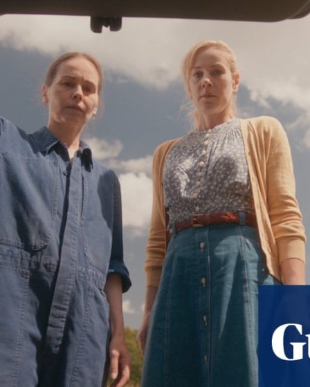 Critique : Portraits de femmes dangereuses - un accident de voiture avec un chien déclenche un drame étrange et captivant | Film - 43