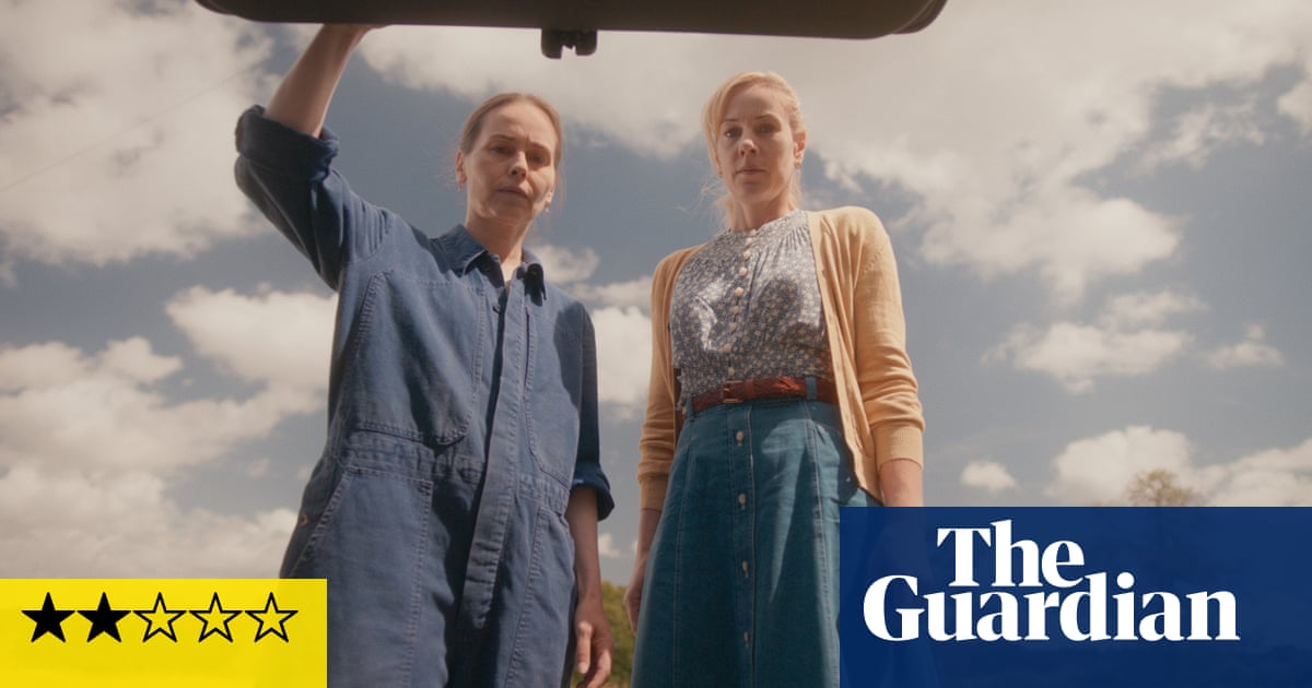 Critique : Portraits de femmes dangereuses - un accident de voiture avec un chien déclenche un drame étrange et captivant | Film - 1
