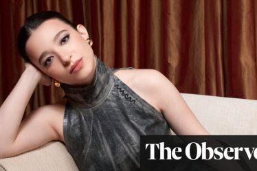 <br />
<h1>De figurant chez Tarantino à favori pour un Oscar : l'ascension fulgurante de Mikey Madison dans le monde du cinéma</h1><br />
<br />
<p>Connaissez-vous Mikey Madison ? Cette actrice est passée du statut de simple figurant dans un film de Quentin Tarantino à une candidate sérieuse pour remporter un Oscar. Son interprétation poignante d'une travailleuse du sexe dans un drame cinématographique lui a valu une reconnaissance mondiale et des éloges de la part des critiques.</p><br />
<br />
<h2>Les points clés de l'article :</h2><br />
<ul><br /> <li>De figurant à actrice principale : l'évolution de la carrière de Mikey Madison</li><br /> <li>La performance remarquable de Mikey dans le rôle d'une travailleuse du sexe</li><br /> <li>Les éloges de la critique et les rumeurs d'une possible nomination aux Oscars</li><br /> <li>Le partenariat fructueux avec des réalisateurs renommés tels que Quentin Tarantino</li><br />
</ul><br />
<br /> - 4