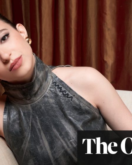 <br />
<h1>De figurant chez Tarantino à favori pour un Oscar : l'ascension fulgurante de Mikey Madison dans le monde du cinéma</h1><br />
<br />
<p>Connaissez-vous Mikey Madison ? Cette actrice est passée du statut de simple figurant dans un film de Quentin Tarantino à une candidate sérieuse pour remporter un Oscar. Son interprétation poignante d'une travailleuse du sexe dans un drame cinématographique lui a valu une reconnaissance mondiale et des éloges de la part des critiques.</p><br />
<br />
<h2>Les points clés de l'article :</h2><br />
<ul><br /> <li>De figurant à actrice principale : l'évolution de la carrière de Mikey Madison</li><br /> <li>La performance remarquable de Mikey dans le rôle d'une travailleuse du sexe</li><br /> <li>Les éloges de la critique et les rumeurs d'une possible nomination aux Oscars</li><br /> <li>Le partenariat fructueux avec des réalisateurs renommés tels que Quentin Tarantino</li><br />
</ul><br />
<br /> - 13