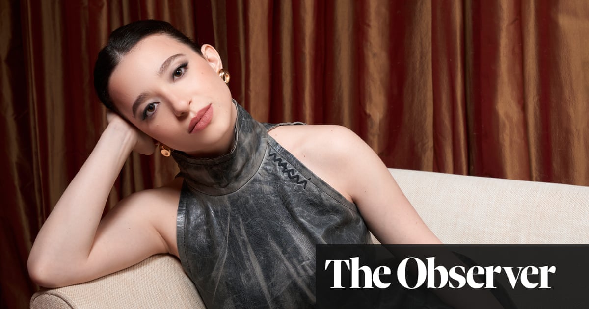 <br />
<h1>De figurant chez Tarantino à favori pour un Oscar : l'ascension fulgurante de Mikey Madison dans le monde du cinéma</h1><br />
<br />
<p>Connaissez-vous Mikey Madison ? Cette actrice est passée du statut de simple figurant dans un film de Quentin Tarantino à une candidate sérieuse pour remporter un Oscar. Son interprétation poignante d'une travailleuse du sexe dans un drame cinématographique lui a valu une reconnaissance mondiale et des éloges de la part des critiques.</p><br />
<br />
<h2>Les points clés de l'article :</h2><br />
<ul><br /> <li>De figurant à actrice principale : l'évolution de la carrière de Mikey Madison</li><br /> <li>La performance remarquable de Mikey dans le rôle d'une travailleuse du sexe</li><br /> <li>Les éloges de la critique et les rumeurs d'une possible nomination aux Oscars</li><br /> <li>Le partenariat fructueux avec des réalisateurs renommés tels que Quentin Tarantino</li><br />
</ul><br />
<br /> 2 <br />
<h1>De figurant chez Tarantino à favori pour un Oscar : l'ascension fulgurante de Mikey Madison dans le monde du cinéma</h1><br />
<br />
<p>Connaissez-vous Mikey Madison ? Cette actrice est passée du statut de simple figurant dans un film de Quentin Tarantino à une candidate sérieuse pour remporter un Oscar. Son interprétation poignante d'une travailleuse du sexe dans un drame cinématographique lui a valu une reconnaissance mondiale et des éloges de la part des critiques.</p><br />
<br />
<h2>Les points clés de l'article :</h2><br />
<ul><br /> <li>De figurant à actrice principale : l'évolution de la carrière de Mikey Madison</li><br /> <li>La performance remarquable de Mikey dans le rôle d'une travailleuse du sexe</li><br /> <li>Les éloges de la critique et les rumeurs d'une possible nomination aux Oscars</li><br /> <li>Le partenariat fructueux avec des réalisateurs renommés tels que Quentin Tarantino</li><br />
</ul><br />
<br /> - 1