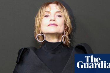 <br />
<br />
<h1>Isabelle Huppert: 50 ans de cinéma</h1><br />
<br />
<p>Isabelle Huppert, l'actrice française renommée, s'est récemment confiée sur sa carrière cinématographique qui s'étend sur 50 ans. Elle partage son expérience, ses souvenirs et ses réflexions sur le monde du cinéma.</p><br />
<br />
<h2>Points importants de l'article:</h2><br />
<ul><br /> <li>Isabelle Huppert, une icône du cinéma français</li><br /> <li>Son parcours de 50 ans dans l'industrie cinématographique</li><br /> <li>Ses réflexions sur sa carrière et son art</li><br />
</ul><br />
<br /> - 2