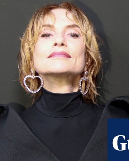 <br />
<br />
<h1>Isabelle Huppert: 50 ans de cinéma</h1><br />
<br />
<p>Isabelle Huppert, l'actrice française renommée, s'est récemment confiée sur sa carrière cinématographique qui s'étend sur 50 ans. Elle partage son expérience, ses souvenirs et ses réflexions sur le monde du cinéma.</p><br />
<br />
<h2>Points importants de l'article:</h2><br />
<ul><br /> <li>Isabelle Huppert, une icône du cinéma français</li><br /> <li>Son parcours de 50 ans dans l'industrie cinématographique</li><br /> <li>Ses réflexions sur sa carrière et son art</li><br />
</ul><br />
<br /> - 40