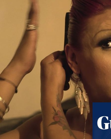 Critique du film Kenya : Un travailleur du sexe transsexuel mexicain cherche justice pour son ami assassiné - 55