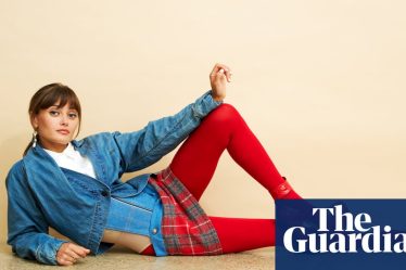<br />
<br />
<h1>Interview avec Ella Purnell : une actrice atypique qui ne supporte pas l'horreur et les jeux vidéo</h1><br />
<br />
<h2>Points importants de l'article :</h2><br />
<ul><br /> <li>Ella Purnell parle de son aversion pour les films d'horreur et les jeux vidéo</li><br /> <li>Elle explique pourquoi elle ne se voit pas comme une "scream queen" classique</li><br /> <li>Son approche unique du métier d'actrice et ses projets futurs</li><br />
</ul><br />
<br />
<p>Dans une récente interview, Ella Purnell a révélé qu'elle n'était pas fan des films d'horreur et des jeux vidéo, ce qui en fait une actrice atypique dans le monde du cinéma. Malgré cela, elle a réussi à se démarquer dans des rôles variés et complexes, montrant sa polyvalence en tant qu'actrice.</p><br />
<br />
<p>Contrairement à de nombreuses actrices du genre, Ella préfère explorer des personnages plus nuancés et profonds, plutôt que de jouer les héroïnes d'horreur typiques. Cette approche différente lui permet de se distinguer et de se démarquer dans l'industrie du divertissement.</p><br />
<br />
<p>En dépit de son aversion pour l'horreur, Ella a su trouver sa place dans des projets qui lui tiennent à cœur et qui mettent en valeur son talent. Elle continue à chercher des rôles qui la passionnent et qui lui permettent de se dépasser en tant qu'actrice.</p><br />
<br /> - 5