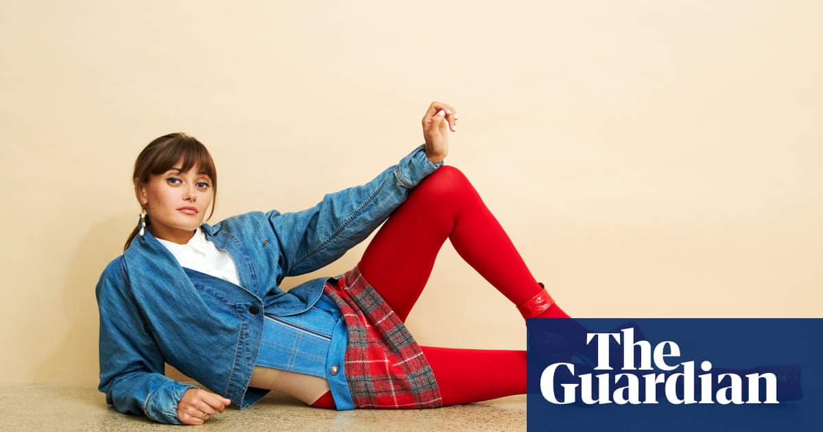 <br />
<br />
<h1>Interview avec Ella Purnell : une actrice atypique qui ne supporte pas l'horreur et les jeux vidéo</h1><br />
<br />
<h2>Points importants de l'article :</h2><br />
<ul><br /> <li>Ella Purnell parle de son aversion pour les films d'horreur et les jeux vidéo</li><br /> <li>Elle explique pourquoi elle ne se voit pas comme une "scream queen" classique</li><br /> <li>Son approche unique du métier d'actrice et ses projets futurs</li><br />
</ul><br />
<br />
<p>Dans une récente interview, Ella Purnell a révélé qu'elle n'était pas fan des films d'horreur et des jeux vidéo, ce qui en fait une actrice atypique dans le monde du cinéma. Malgré cela, elle a réussi à se démarquer dans des rôles variés et complexes, montrant sa polyvalence en tant qu'actrice.</p><br />
<br />
<p>Contrairement à de nombreuses actrices du genre, Ella préfère explorer des personnages plus nuancés et profonds, plutôt que de jouer les héroïnes d'horreur typiques. Cette approche différente lui permet de se distinguer et de se démarquer dans l'industrie du divertissement.</p><br />
<br />
<p>En dépit de son aversion pour l'horreur, Ella a su trouver sa place dans des projets qui lui tiennent à cœur et qui mettent en valeur son talent. Elle continue à chercher des rôles qui la passionnent et qui lui permettent de se dépasser en tant qu'actrice.</p><br />
<br /> 2 <br />
<br />
<h1>Interview avec Ella Purnell : une actrice atypique qui ne supporte pas l'horreur et les jeux vidéo</h1><br />
<br />
<h2>Points importants de l'article :</h2><br />
<ul><br /> <li>Ella Purnell parle de son aversion pour les films d'horreur et les jeux vidéo</li><br /> <li>Elle explique pourquoi elle ne se voit pas comme une "scream queen" classique</li><br /> <li>Son approche unique du métier d'actrice et ses projets futurs</li><br />
</ul><br />
<br />
<p>Dans une récente interview, Ella Purnell a révélé qu'elle n'était pas fan des films d'horreur et des jeux vidéo, ce qui en fait une actrice atypique dans le monde du cinéma. Malgré cela, elle a réussi à se démarquer dans des rôles variés et complexes, montrant sa polyvalence en tant qu'actrice.</p><br />
<br />
<p>Contrairement à de nombreuses actrices du genre, Ella préfère explorer des personnages plus nuancés et profonds, plutôt que de jouer les héroïnes d'horreur typiques. Cette approche différente lui permet de se distinguer et de se démarquer dans l'industrie du divertissement.</p><br />
<br />
<p>En dépit de son aversion pour l'horreur, Ella a su trouver sa place dans des projets qui lui tiennent à cœur et qui mettent en valeur son talent. Elle continue à chercher des rôles qui la passionnent et qui lui permettent de se dépasser en tant qu'actrice.</p><br />
<br /> - 1