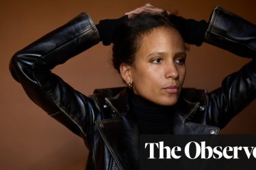 <br />
<br />
<h1>Le devoir du réalisateur Mati Diop : le film sur le retour des trésors africains pillés</h1><br />
<br />
<p>Le célèbre réalisateur Mati Diop a récemment parlé de son dernier film, Dahomey, qui met en lumière le retour des trésors africains pillés. Pour Diop, ce film était plus qu'une simple création artistique, c'était un devoir moral et historique.</p><br />
<br />
<h2>Points importants :</h2><br />
<ul><br /> <li>Le film Dahomey de Mati Diop aborde le sujet du retour des trésors africains pillés</li><br /> <li>Diop considère ce film comme un devoir moral et historique</li><br /> <li>Le réalisateur espère sensibiliser le public à l'importance de restituer ces trésors à leurs pays d'origine</li><br />
</ul><br />
<br /> - 4