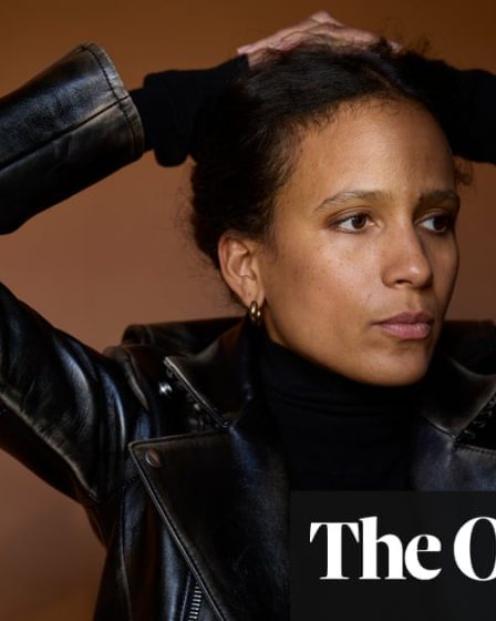 <br />
<br />
<h1>Le devoir du réalisateur Mati Diop : le film sur le retour des trésors africains pillés</h1><br />
<br />
<p>Le célèbre réalisateur Mati Diop a récemment parlé de son dernier film, Dahomey, qui met en lumière le retour des trésors africains pillés. Pour Diop, ce film était plus qu'une simple création artistique, c'était un devoir moral et historique.</p><br />
<br />
<h2>Points importants :</h2><br />
<ul><br /> <li>Le film Dahomey de Mati Diop aborde le sujet du retour des trésors africains pillés</li><br /> <li>Diop considère ce film comme un devoir moral et historique</li><br /> <li>Le réalisateur espère sensibiliser le public à l'importance de restituer ces trésors à leurs pays d'origine</li><br />
</ul><br />
<br /> - 31