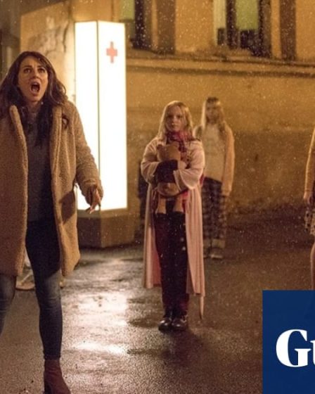 Critique de Piper : Elizabeth Hurley danse dans un film d'horreur folklorique au rythme joyeux des rats | Film - 7