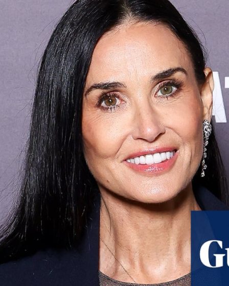 <br />
<br />
<h1>La vision de Demi Moore sur les origines des États-Unis</h1><br />
<br />
<p>L'actrice américaine Demi Moore a récemment fait des déclarations surprenantes concernant les origines des États-Unis. Selon elle, le pays est fondé sur des principes puritains, des fanatiques religieux et des criminels.</p><br />
<br />
<h2>Points importants:</h2><br />
<ul><br /> <li>Demi Moore remet en question l'histoire traditionnelle des États-Unis</li><br /> <li>Elle souligne l'importance des différentes influences dans la formation du pays</li><br /> <li>Ses propos suscitent des débats sur l'identité américaine</li><br />
</ul><br />
<br /> - 4