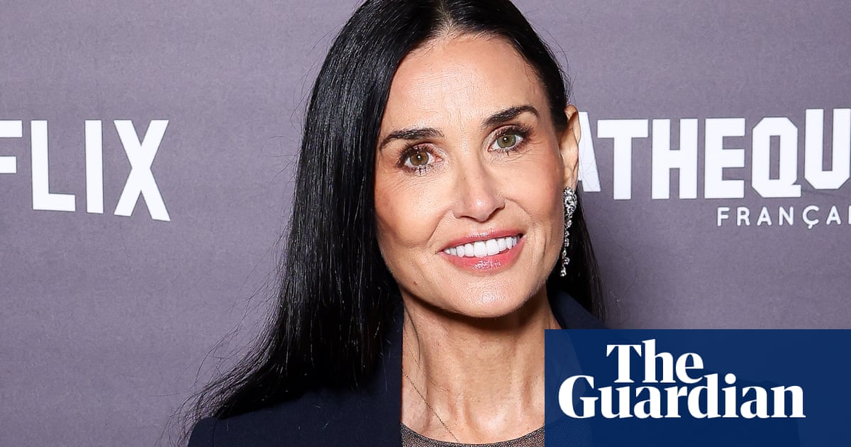 <br />
<br />
<h1>La vision de Demi Moore sur les origines des États-Unis</h1><br />
<br />
<p>L'actrice américaine Demi Moore a récemment fait des déclarations surprenantes concernant les origines des États-Unis. Selon elle, le pays est fondé sur des principes puritains, des fanatiques religieux et des criminels.</p><br />
<br />
<h2>Points importants:</h2><br />
<ul><br /> <li>Demi Moore remet en question l'histoire traditionnelle des États-Unis</li><br /> <li>Elle souligne l'importance des différentes influences dans la formation du pays</li><br /> <li>Ses propos suscitent des débats sur l'identité américaine</li><br />
</ul><br />
<br /> - 1