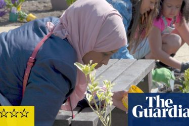 Liverpool : Portrait d'une ville - une symphonie citadine explorant son identité | Critique de film<br />
<br />
-<br />
<br />
Liverpool est une ville riche en histoire et en culture, connue pour son passé maritime et industriel. Le documentaire "Liverpool Story: Portrait of a City" explore les différentes facettes de cette ville emblématique, mettant en lumière son identité unique et ses traditions.<br />
<br />
Le film offre une véritable symphonie visuelle de Liverpool, capturant la diversité de ses quartiers, ses habitants et son patrimoine architectural. À travers des interviews, des images d'archives et des séquences artistiques, le documentaire raconte l'histoire de la ville et son évolution au fil des ans.<br />
<br />
"Portrait d'une ville" est plus qu'un simple documentaire, c'est une ode à Liverpool et à sa communauté. Il met en lumière la fierté des Liverpuldiens pour leur ville et met en valeur la richesse de sa culture. Le film souligne également les défis auxquels la ville est confrontée, tout en célébrant sa résilience et son esprit communautaire.<br />
<br />
En somme, "Liverpool Story: Portrait of a City" est un hommage à une ville vibrante et dynamique, qui continue de se réinventer tout en restant fidèle à son passé. Le film invite les spectateurs à découvrir ou redécouvrir la magie de Liverpool et à apprécier toute sa diversité et sa beauté.<br />
<br />
Points importants de l'article :<br />
<br />
- Exploration de l'identité de Liverpool à travers le documentaire "Liverpool Story: Portrait of a City"<br />
- Symphonie visuelle capturant l'histoire et la culture de la ville<br />
- Ode à la communauté et à la fierté des Liverpuldiens<br />
- Mise en lumière des défis et de la résilience de la ville<br />
- Invitation à découvrir la diversité et la beauté de Liverpool - 2