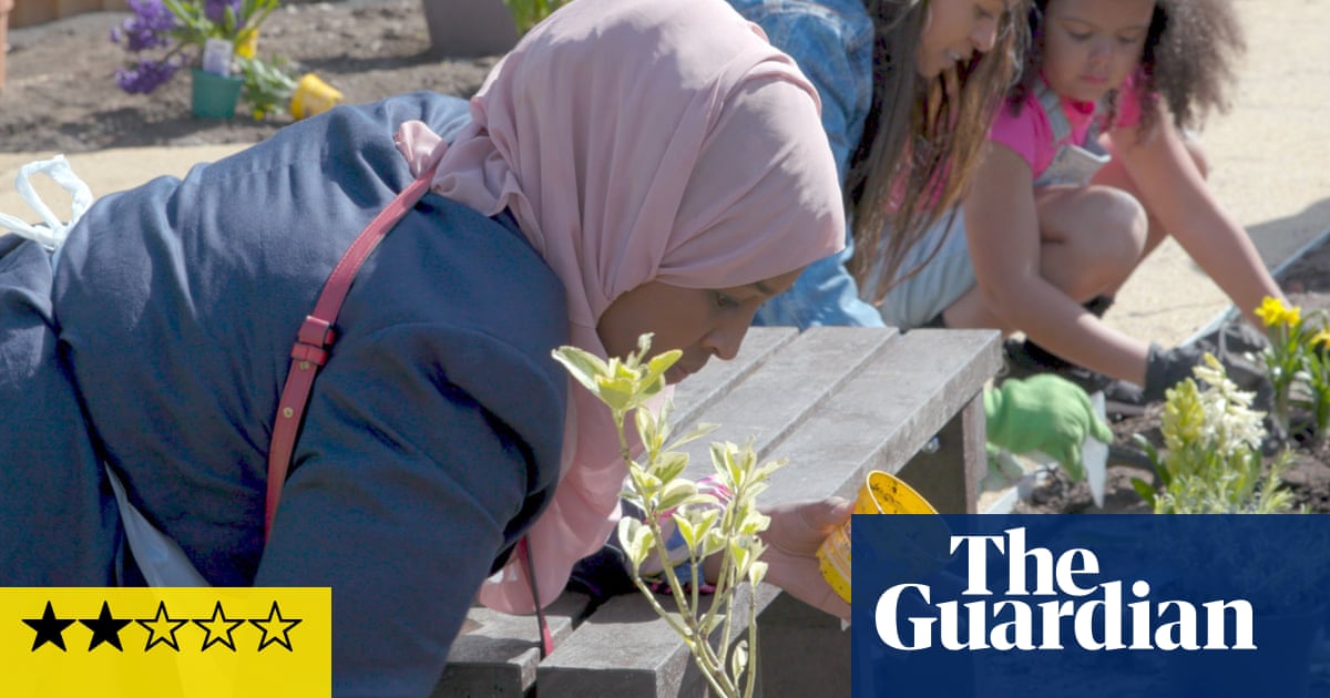 Liverpool : Portrait d'une ville - une symphonie citadine explorant son identité | Critique de film<br />
<br />
-<br />
<br />
Liverpool est une ville riche en histoire et en culture, connue pour son passé maritime et industriel. Le documentaire "Liverpool Story: Portrait of a City" explore les différentes facettes de cette ville emblématique, mettant en lumière son identité unique et ses traditions.<br />
<br />
Le film offre une véritable symphonie visuelle de Liverpool, capturant la diversité de ses quartiers, ses habitants et son patrimoine architectural. À travers des interviews, des images d'archives et des séquences artistiques, le documentaire raconte l'histoire de la ville et son évolution au fil des ans.<br />
<br />
"Portrait d'une ville" est plus qu'un simple documentaire, c'est une ode à Liverpool et à sa communauté. Il met en lumière la fierté des Liverpuldiens pour leur ville et met en valeur la richesse de sa culture. Le film souligne également les défis auxquels la ville est confrontée, tout en célébrant sa résilience et son esprit communautaire.<br />
<br />
En somme, "Liverpool Story: Portrait of a City" est un hommage à une ville vibrante et dynamique, qui continue de se réinventer tout en restant fidèle à son passé. Le film invite les spectateurs à découvrir ou redécouvrir la magie de Liverpool et à apprécier toute sa diversité et sa beauté.<br />
<br />
Points importants de l'article :<br />
<br />
- Exploration de l'identité de Liverpool à travers le documentaire "Liverpool Story: Portrait of a City"<br />
- Symphonie visuelle capturant l'histoire et la culture de la ville<br />
- Ode à la communauté et à la fierté des Liverpuldiens<br />
- Mise en lumière des défis et de la résilience de la ville<br />
- Invitation à découvrir la diversité et la beauté de Liverpool - 1