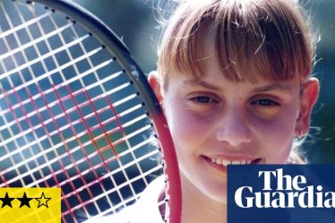 <br />
<br />
<h1>Un film bouleversant sur l'histoire de Jelena Dokic</h1><br />
<br />
<p>Sorti récemment, le film "Unbreakable: The Jelena Dokic Story" raconte l'histoire émouvante de la joueuse de tennis Jelena Dokic. Le film met en lumière les abus violents qu'elle a subis et sa remarquable résilience face à l'adversité.</p><br />
<br />
<h2>Points importants de l'article :</h2><br />
<ul><br /> <li>Sortie du film "Unbreakable: The Jelena Dokic Story"</li><br /> <li>Retrace l'histoire de Jelena Dokic, joueuse de tennis</li><br /> <li>Mise en avant des abus violents qu'elle a endurés</li><br /> <li>Résilience remarquable de Jelena Dokic face à l'adversité</li><br />
</ul><br />
<br /> - 4