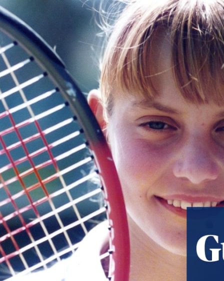 <br />
<br />
<h1>Un film bouleversant sur l'histoire de Jelena Dokic</h1><br />
<br />
<p>Sorti récemment, le film "Unbreakable: The Jelena Dokic Story" raconte l'histoire émouvante de la joueuse de tennis Jelena Dokic. Le film met en lumière les abus violents qu'elle a subis et sa remarquable résilience face à l'adversité.</p><br />
<br />
<h2>Points importants de l'article :</h2><br />
<ul><br /> <li>Sortie du film "Unbreakable: The Jelena Dokic Story"</li><br /> <li>Retrace l'histoire de Jelena Dokic, joueuse de tennis</li><br /> <li>Mise en avant des abus violents qu'elle a endurés</li><br /> <li>Résilience remarquable de Jelena Dokic face à l'adversité</li><br />
</ul><br />
<br /> - 59