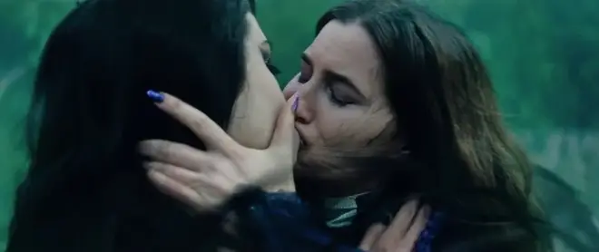 Agatha All Along entre dans l'histoire avec le premier vrai baiser lesbien de Marvel 5 Agatha et Rio partagent un baiser dans l'épisode huit