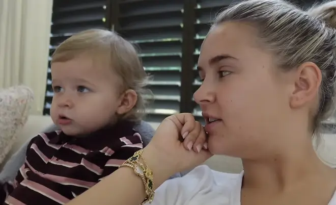 Molly-Mae parle de sa lutte déchirante avec les problèmes d'attachement de sa fille Bambi 4 Molly a dit qu'elle ne pouvait même pas prendre une douche sans que Bambi ait besoin d'être avec elle.