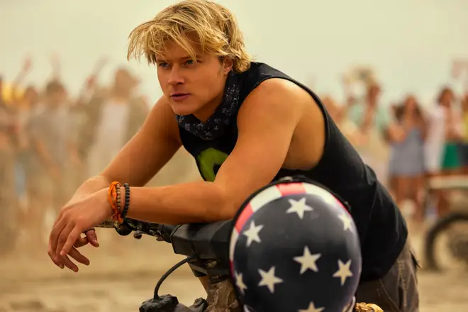 Rudy Pankow part-il Outer Banks? Les rumeurs expliquées 4 Est-ce que JJ meurt Outer Banks la saison 4 ?