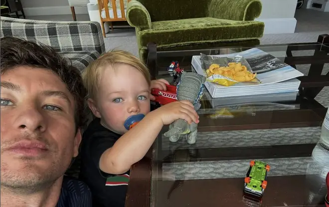 Barry Keoghan « écoeuré » par le label « papa mauvais payeur » depuis qu'il sort avec Sabrina Carpenter 4 Barry a légendé cette photo :