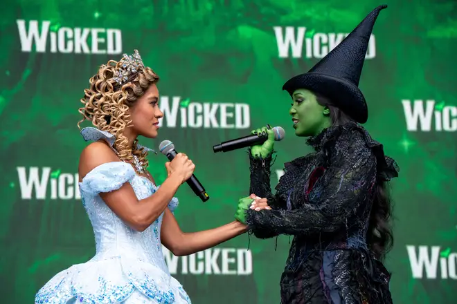 Cynthia Erivo de Wicked ne pensait pas qu'elle incarnerait Elphaba parce qu'elle est noire 6 Alexia Khadime et Lucy St. Louis entrent actuellement dans l'histoire en jouant Elphaba et Glinda dans le West End