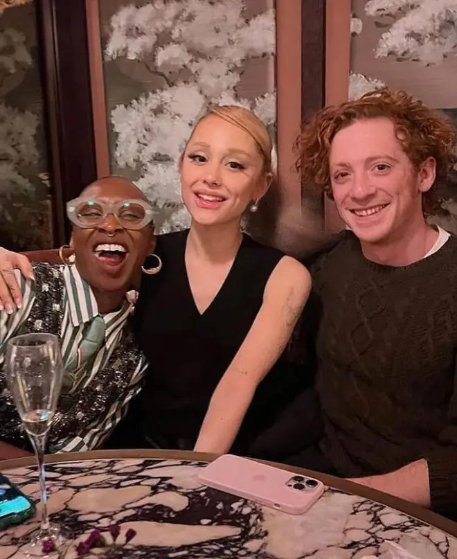 Ethan Slater de Wicked révèle comment il a fait face à une pêche à la traîne intense après le casting de Boq 4 Ethan Slater et Ariana Grande ont fait face à des millions de commentaires négatifs depuis qu'ils ont commencé à sortir ensemble en 2023