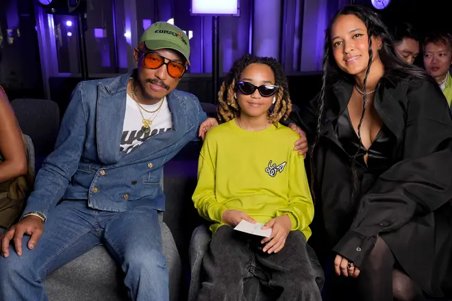 Pharrell Williams révèle pourquoi il a choisi son documentaire « Piece by Piece » comme... 5 Pharrell Williams et sa femme Helen Lasichanh avec leur fils Rocket Williams, 16 ans