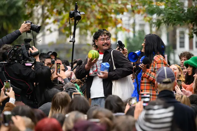 Voici qui a gagné le concours de sosies de Harry Styles à Londres 6 Le « pire » sosie de Harry tenait un sac de sucre et une pastèque