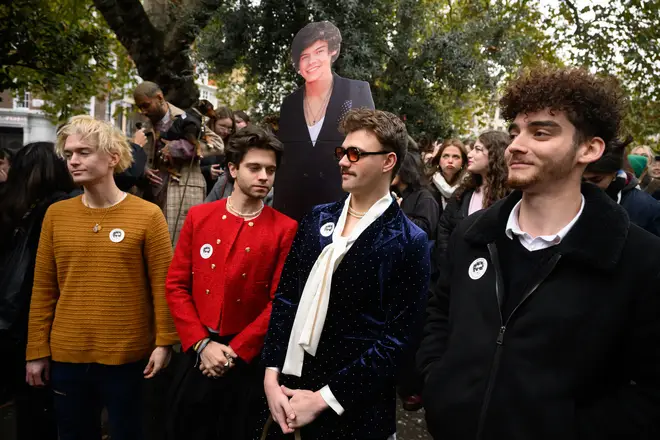 Voici qui a gagné le concours de sosies de Harry Styles à Londres 4 13 sosies pleins d'espoir se tenaient devant la foule à Soho Square