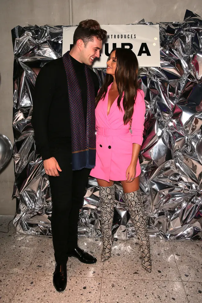 Maura Higgins frappée par un coup de Love Island, ex Curtis Pritchard 4 Curtis Pritchard et Maura Higgins sont sortis ensemble pendant un certain temps après avoir quitté Love Island