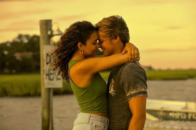 Outer BanksLes adieux émotionnels de Madison Bailey à Rudy Pankow deviennent viraux 4 JJ et Kiara de Rudy Pankow et Madison Bailey sont l'un des couples les plus aimés d'OBX