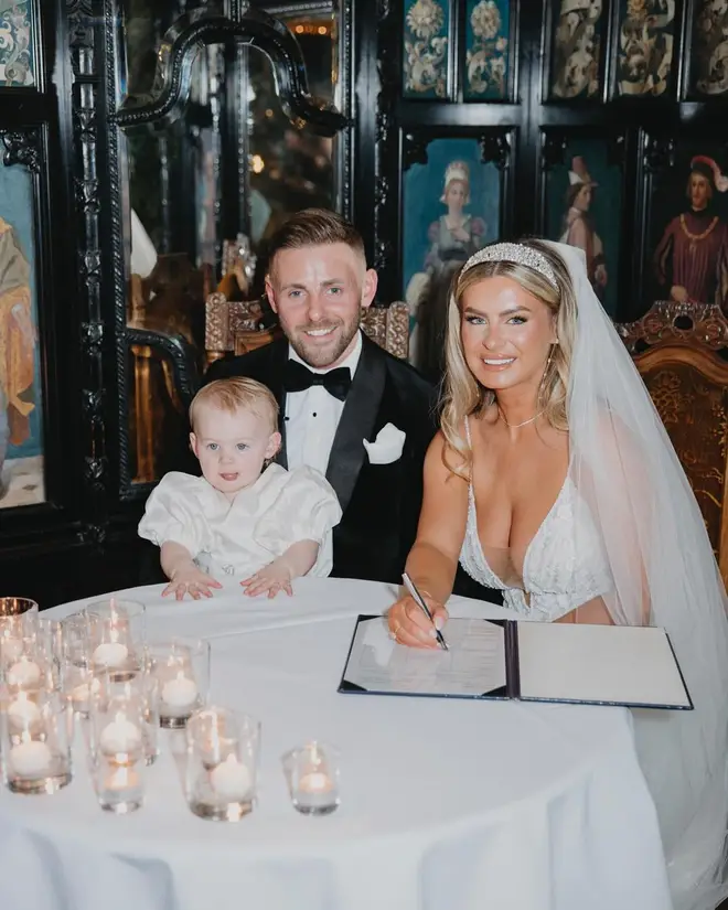 Tous les couples MAFS UK qui sont encore ensemble 9 Adam de MAFS a proposé à Tayah pour de vrai pendant l'émission