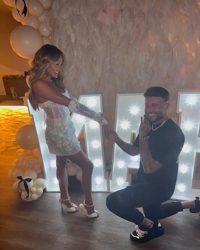 Amy et Adam de MAFS UK sortent-ils ensemble ? 5 Amy a mis en ligne une photo d'Adam lui faisant sa demande lors de sa projection MAFS