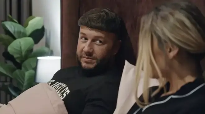 Amy et Adam de MAFS UK sortent-ils ensemble ? 6 Amy et Adam ont partagé un lit pendant l'épisode d'échange de femmes