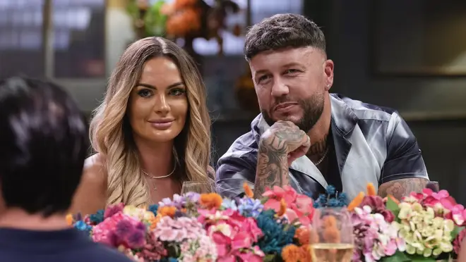 Amy et Adam de MAFS UK sortent-ils ensemble ? 4 Amy et Adam de MAFS se sont rapprochés lors de l'épisode d'échange de femmes